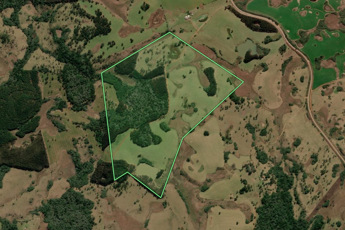 Imagem de satélite do imóvel rural em Campo Belo do Sul (SC), com o contorno declarado no CAR desenhado por cima.