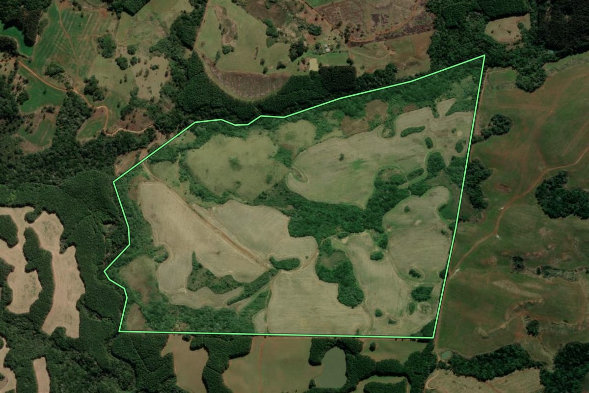 Imagem de satélite do imóvel rural em Campo Belo do Sul (SC), com o contorno declarado no CAR desenhado por cima.