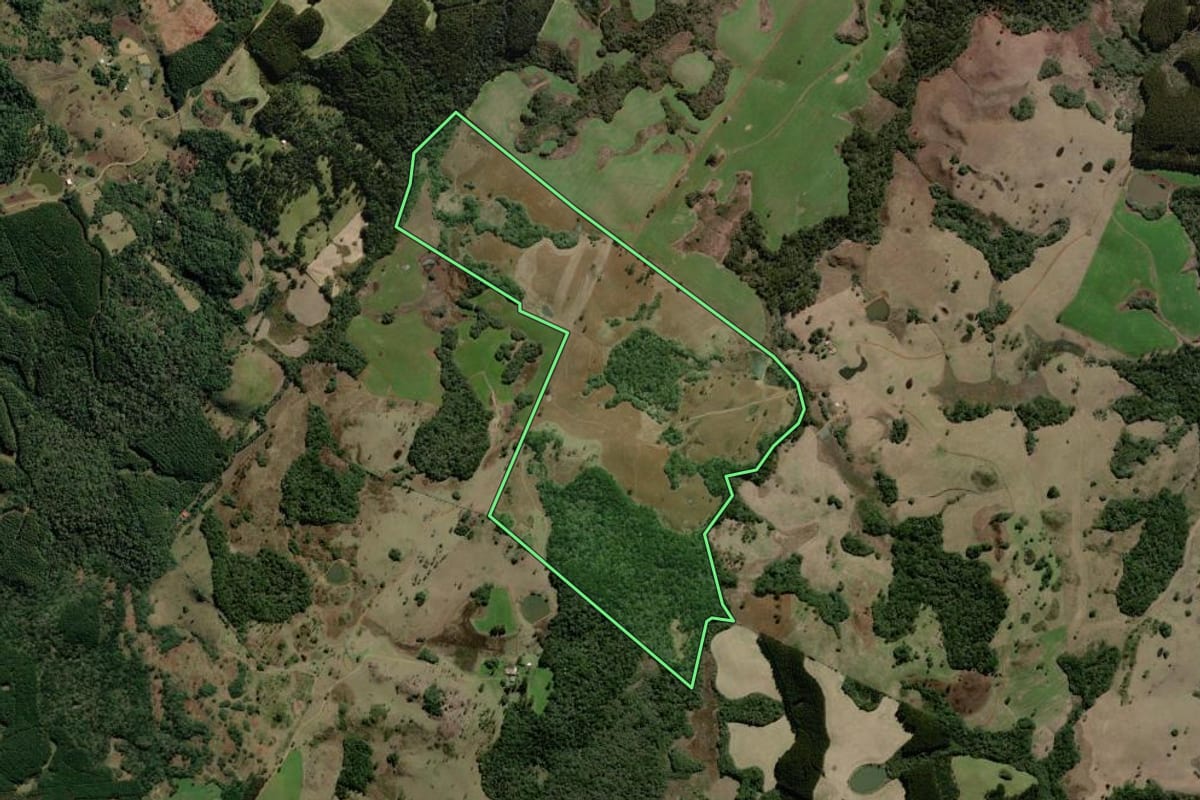 Imagem de satélite do imóvel rural em Campo Belo do Sul (SC), com o contorno declarado no CAR desenhado por cima.