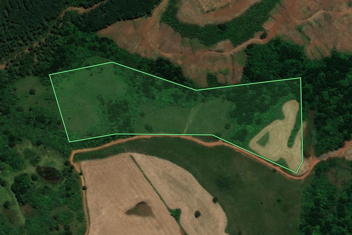 Imagem de satélite do imóvel rural em Campo Belo do Sul (SC), com o contorno declarado no CAR desenhado por cima.