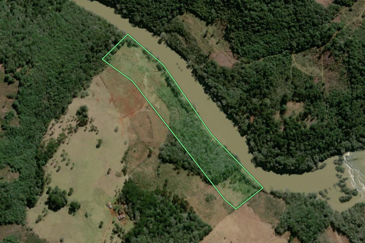 Imagem de satélite do imóvel rural em Campo Belo do Sul (SC), com o contorno declarado no CAR desenhado por cima.
