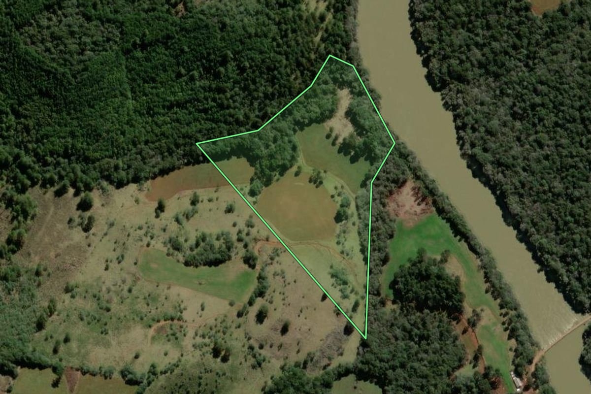 Imagem de satélite do imóvel rural em Campo Belo do Sul (SC), com o contorno declarado no CAR desenhado por cima.