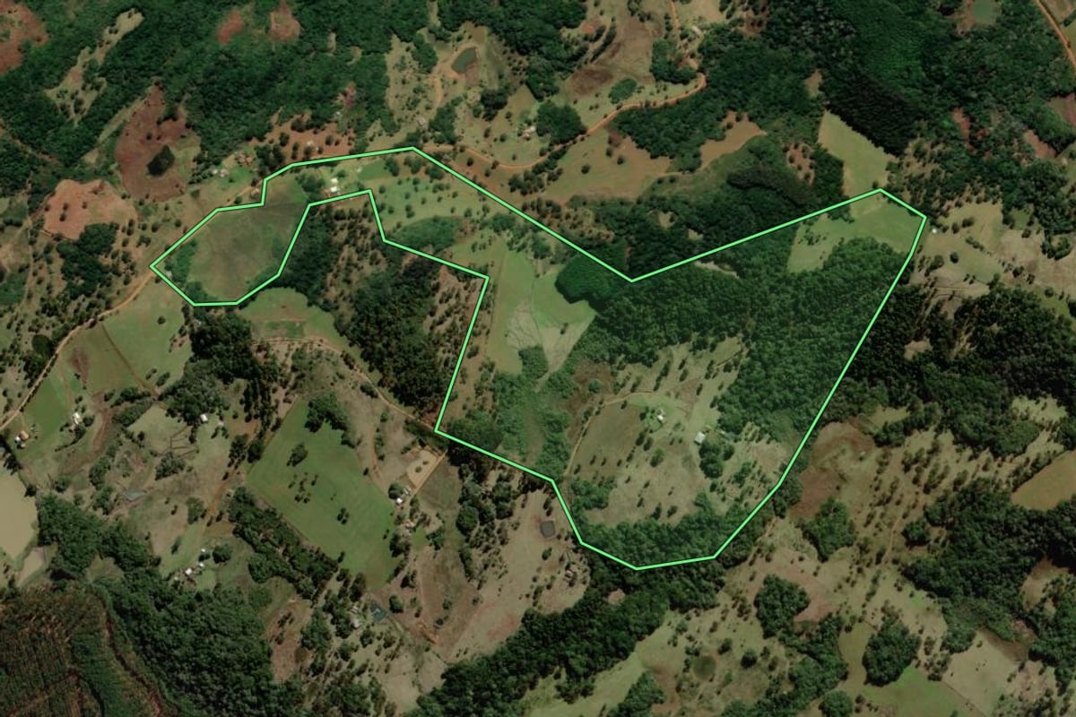 Imagem de satélite do imóvel rural em Campo Belo do Sul (SC), com o contorno declarado no CAR desenhado por cima.