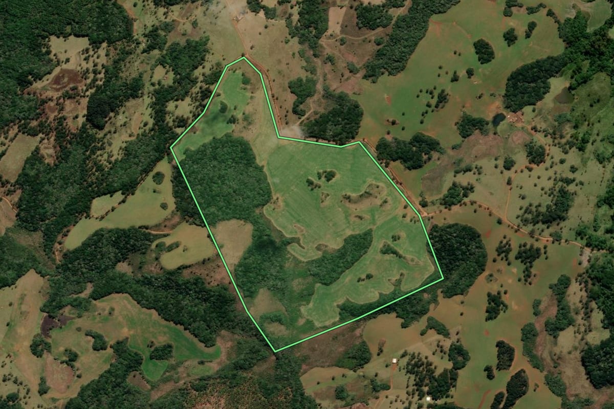 Imagem de satélite do imóvel rural em Campo Belo do Sul (SC), com o contorno declarado no CAR desenhado por cima.