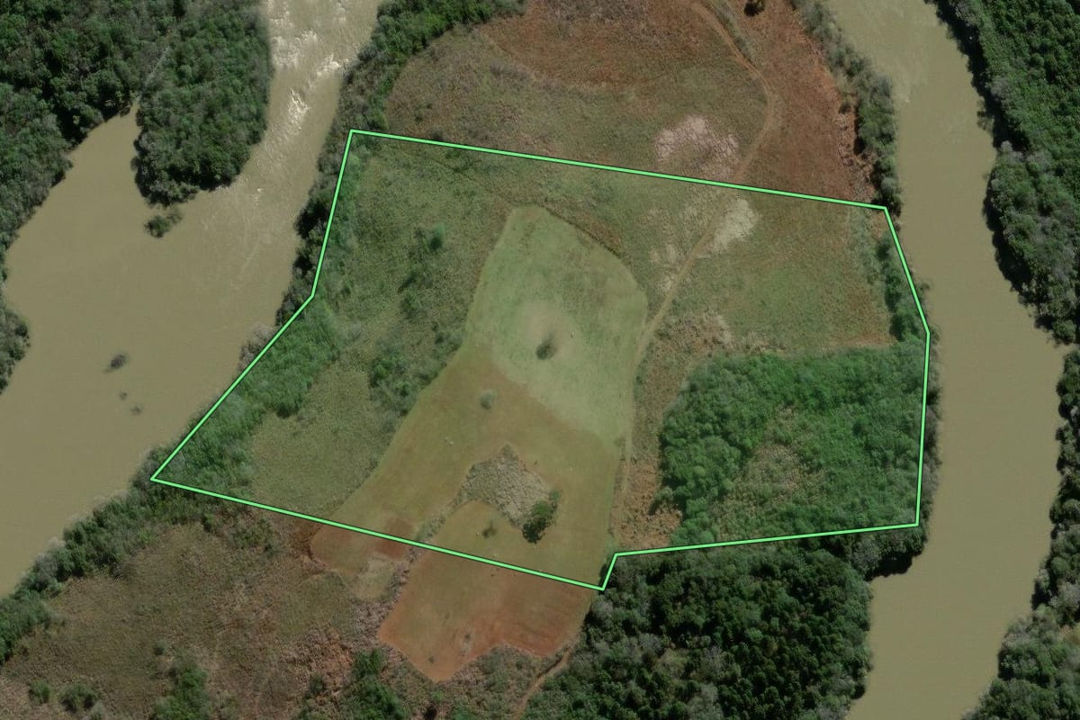 Imagem de satélite do imóvel rural em Campo Belo do Sul (SC), com o contorno declarado no CAR desenhado por cima.