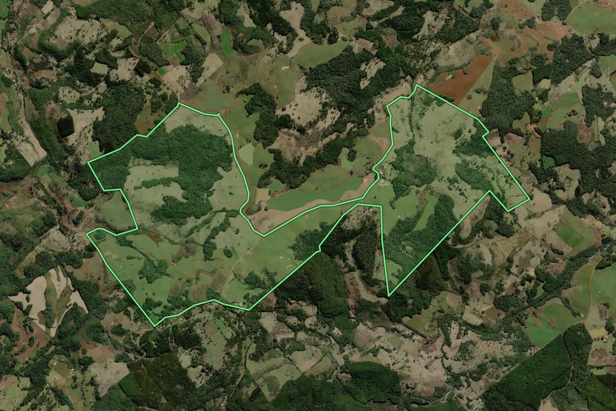 Imagem de satélite do imóvel rural em Campo Belo do Sul (SC), com o contorno declarado no CAR desenhado por cima.