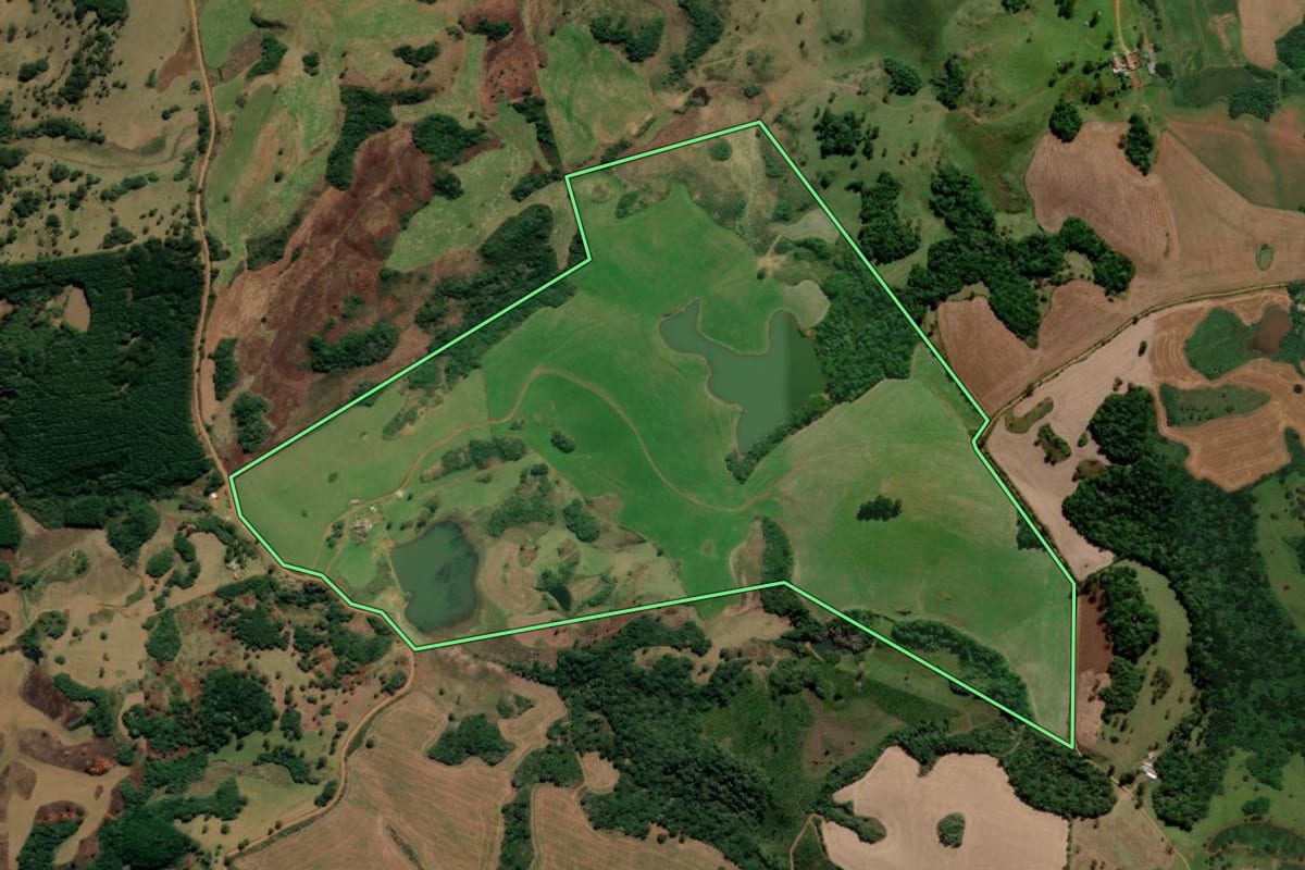 Imagem de satélite do imóvel rural em Campo Belo do Sul (SC), com o contorno declarado no CAR desenhado por cima.