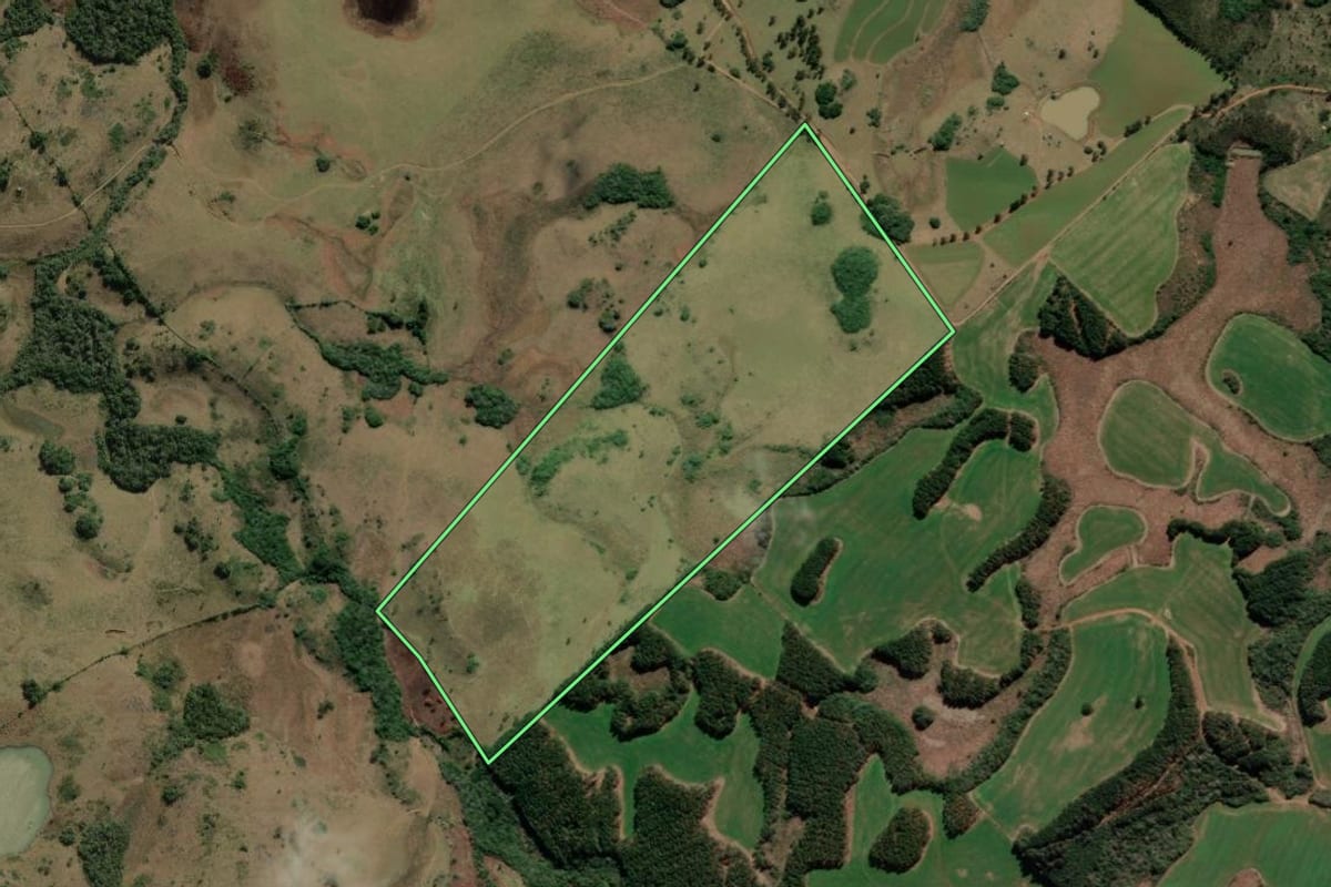 Imagem de satélite do imóvel rural em Campo Belo do Sul (SC), com o contorno declarado no CAR desenhado por cima.