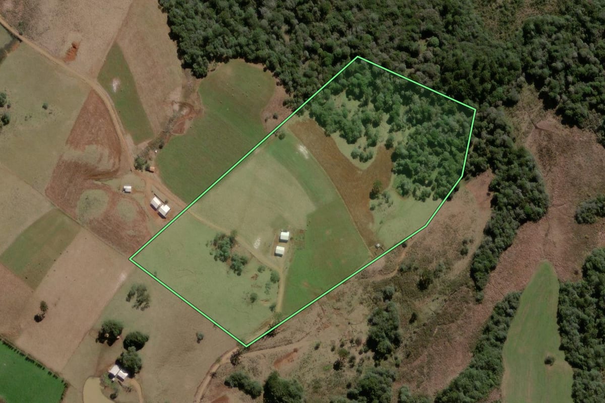 Imagem de satélite do imóvel rural em Campo Belo do Sul (SC), com o contorno declarado no CAR desenhado por cima.