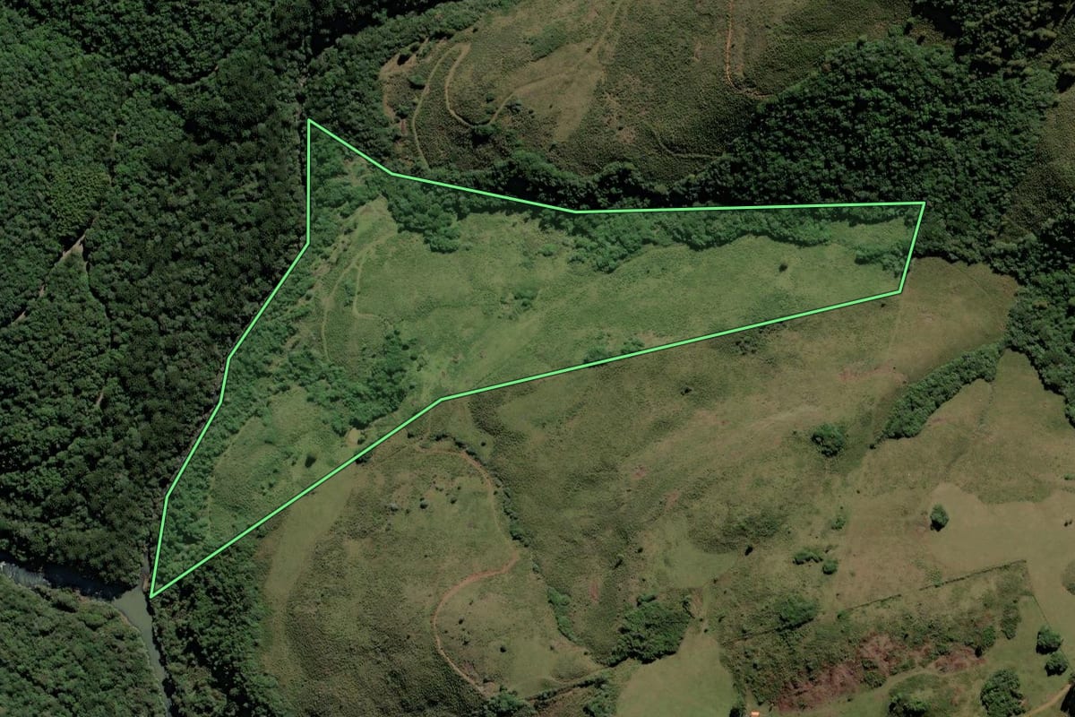 Imagem de satélite do imóvel rural em Campo Belo do Sul (SC), com o contorno declarado no CAR desenhado por cima.