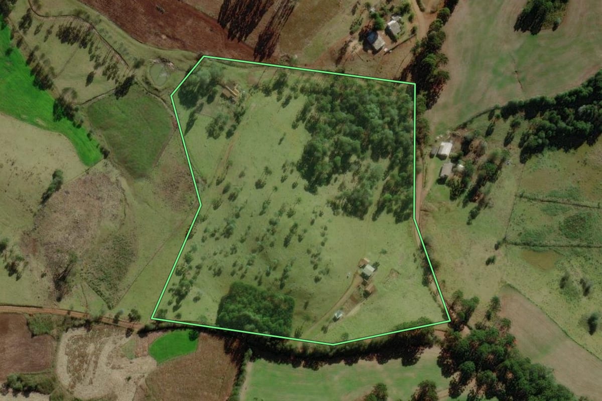 Imagem de satélite do imóvel rural em Campo Belo do Sul (SC), com o contorno declarado no CAR desenhado por cima.