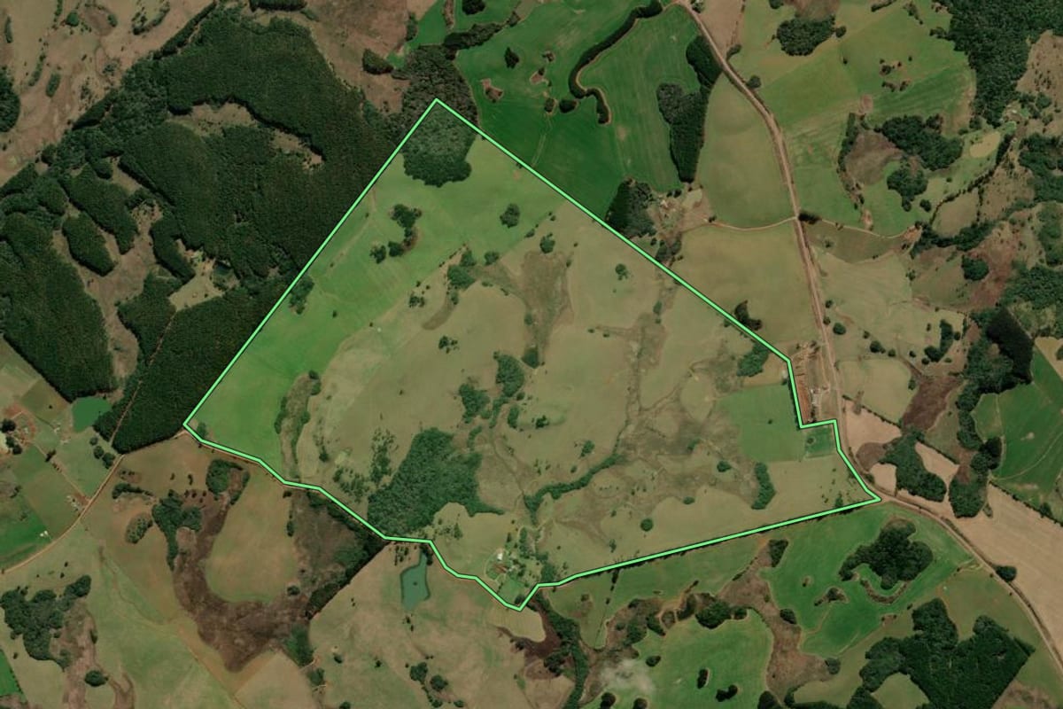 Imagem de satélite do imóvel rural em Campo Belo do Sul (SC), com o contorno declarado no CAR desenhado por cima.