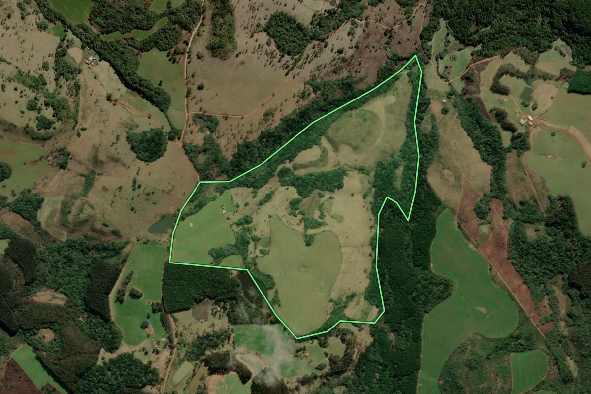 Imagem de satélite do imóvel rural em Campo Belo do Sul (SC), com o contorno declarado no CAR desenhado por cima.