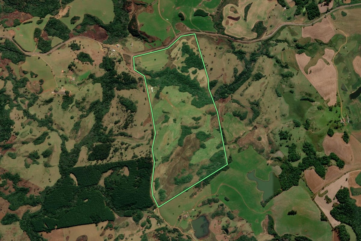 Imagem de satélite do imóvel rural em Campo Belo do Sul (SC), com o contorno declarado no CAR desenhado por cima.