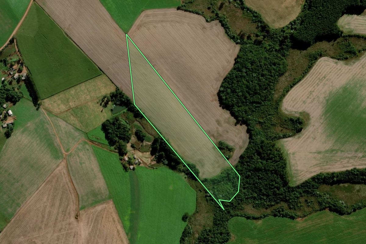 Imagem de satélite do imóvel rural em Campo Erê (SC), com o contorno declarado no CAR desenhado por cima.