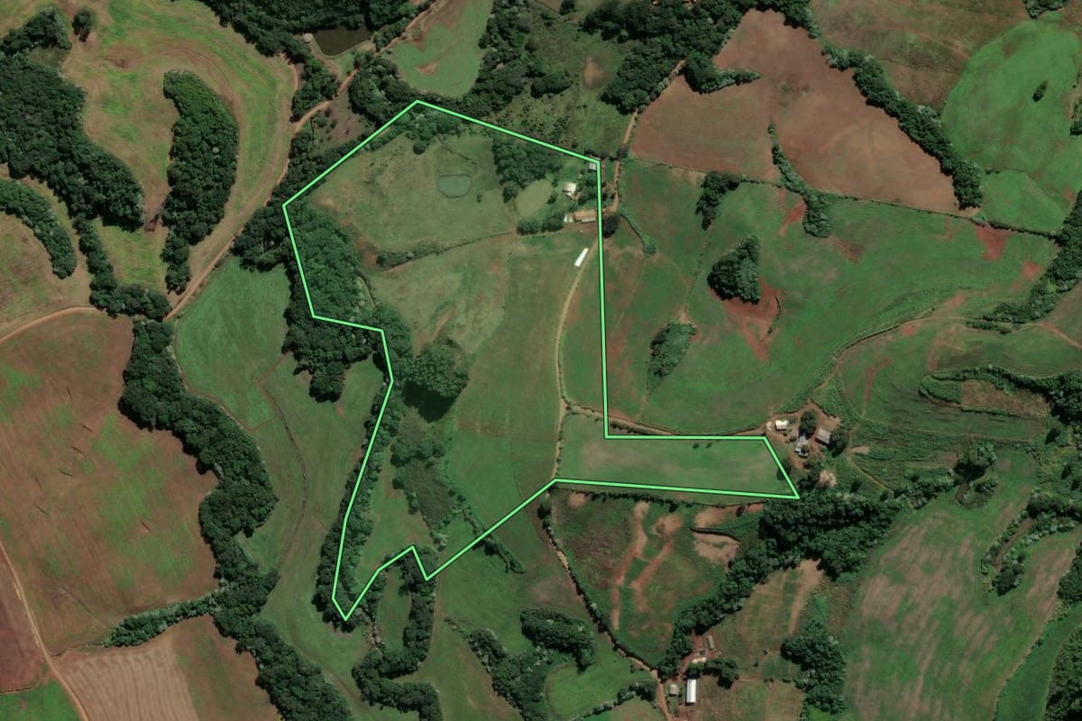 Imagem de satélite do imóvel rural em Campo Erê (SC), com o contorno declarado no CAR desenhado por cima.