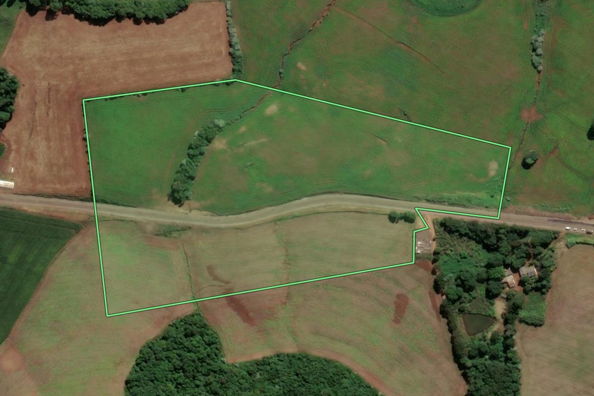 Imagem de satélite do imóvel rural em Campo Erê (SC), com o contorno declarado no CAR desenhado por cima.