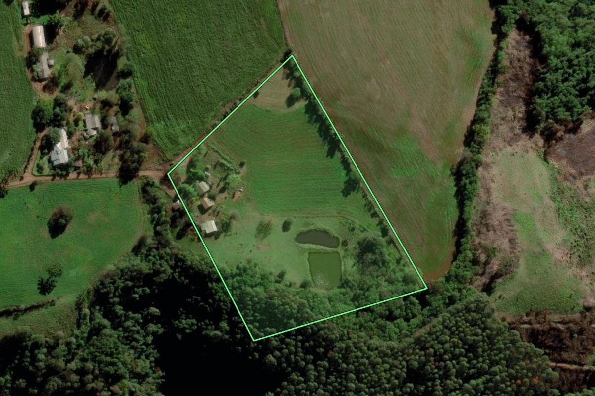 Imagem de satélite do imóvel rural em Campo Erê (SC), com o contorno declarado no CAR desenhado por cima.