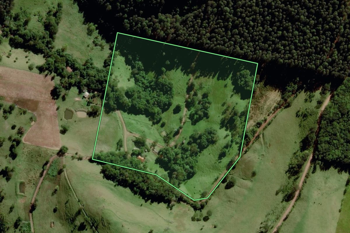 Imagem de satélite do imóvel rural em Campo Erê (SC), com o contorno declarado no CAR desenhado por cima.