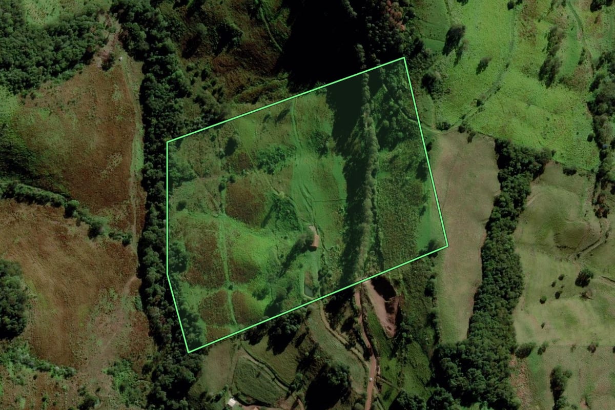 Imagem de satélite do imóvel rural em Campo Erê (SC), com o contorno declarado no CAR desenhado por cima.
