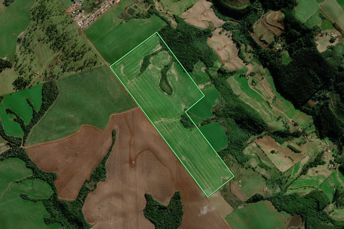 Imagem de satélite do imóvel rural em Campo Erê (SC), com o contorno declarado no CAR desenhado por cima.