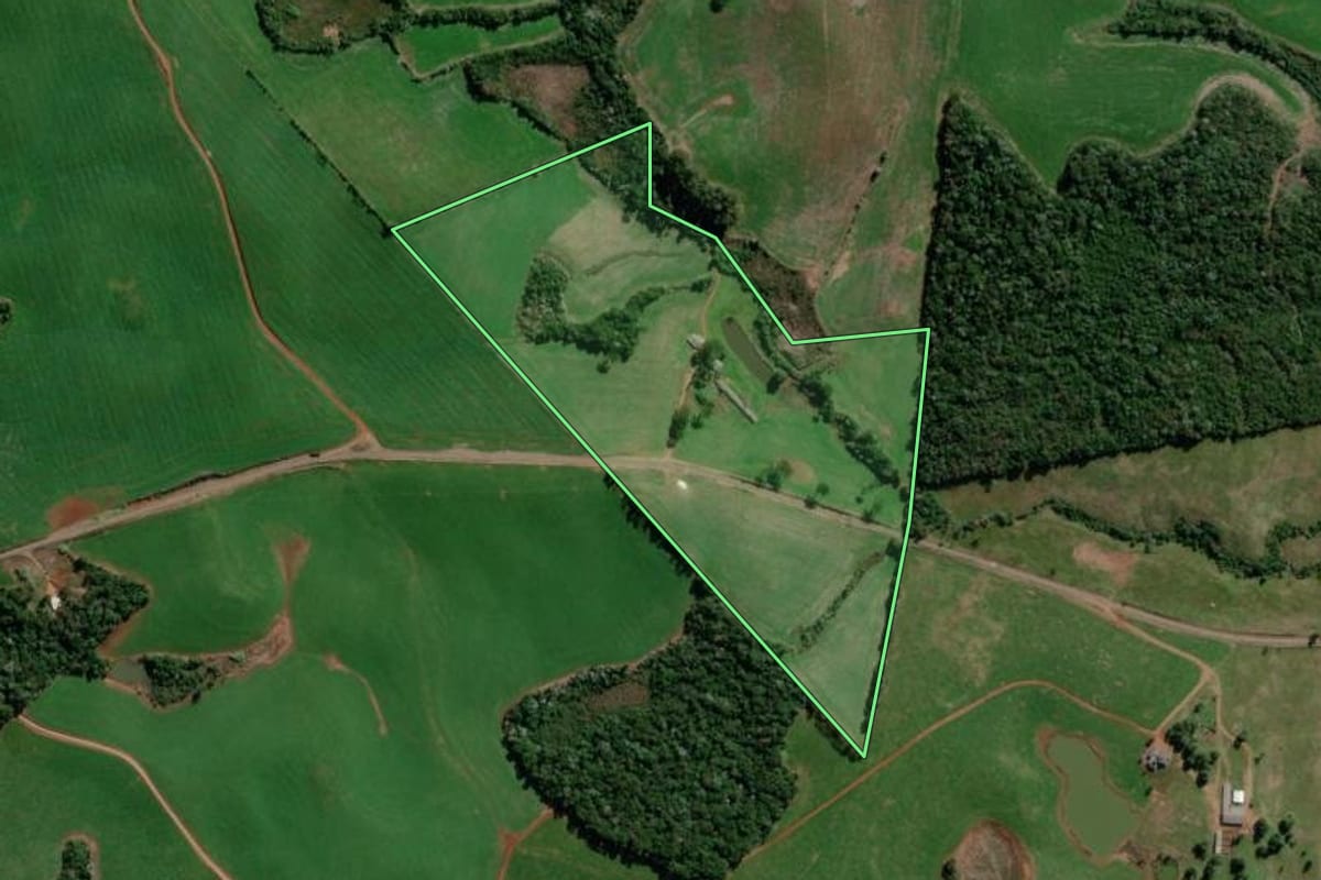Imagem de satélite do imóvel rural em Campo Erê (SC), com o contorno declarado no CAR desenhado por cima.