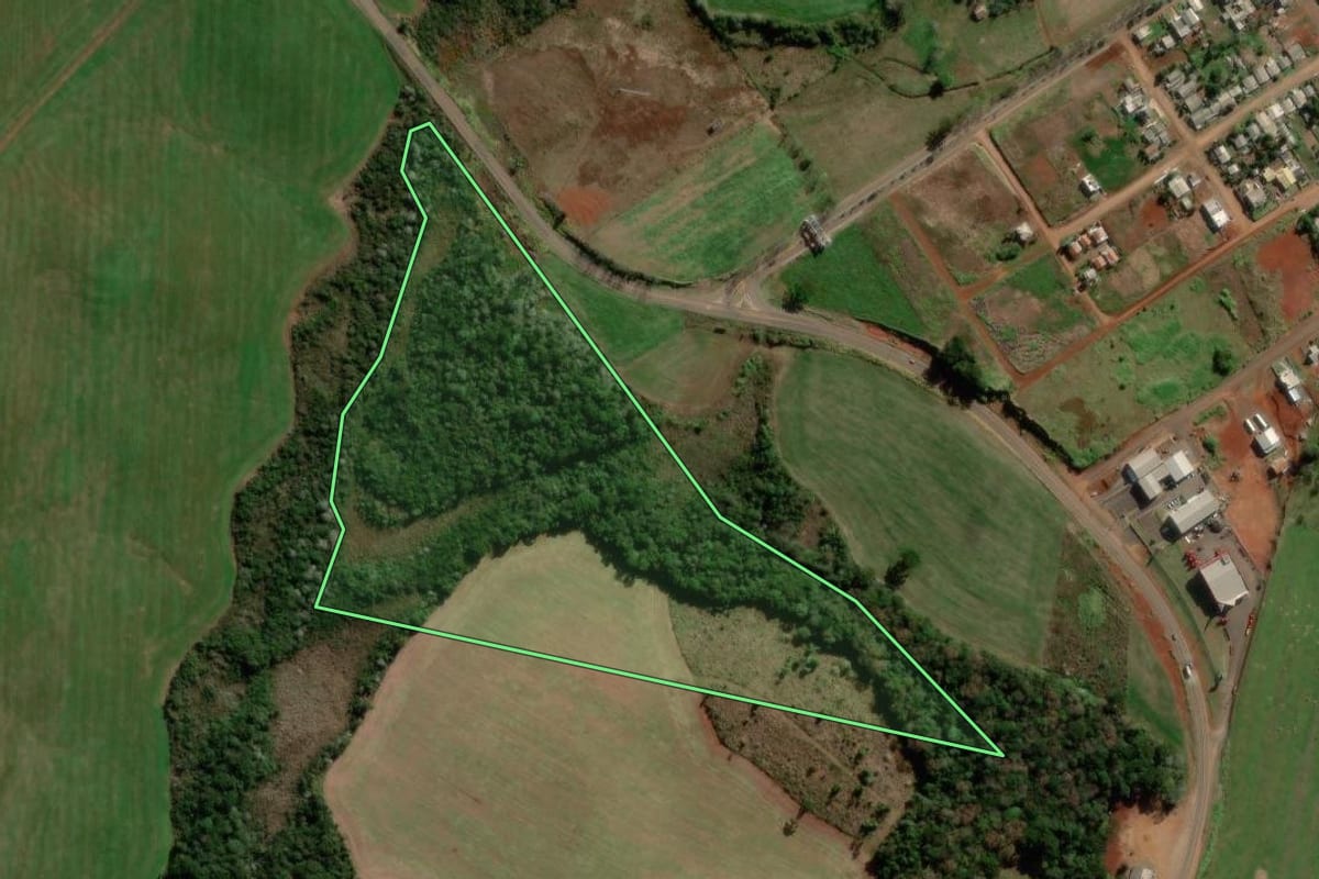 Imagem de satélite do imóvel rural em Campo Erê (SC), com o contorno declarado no CAR desenhado por cima.