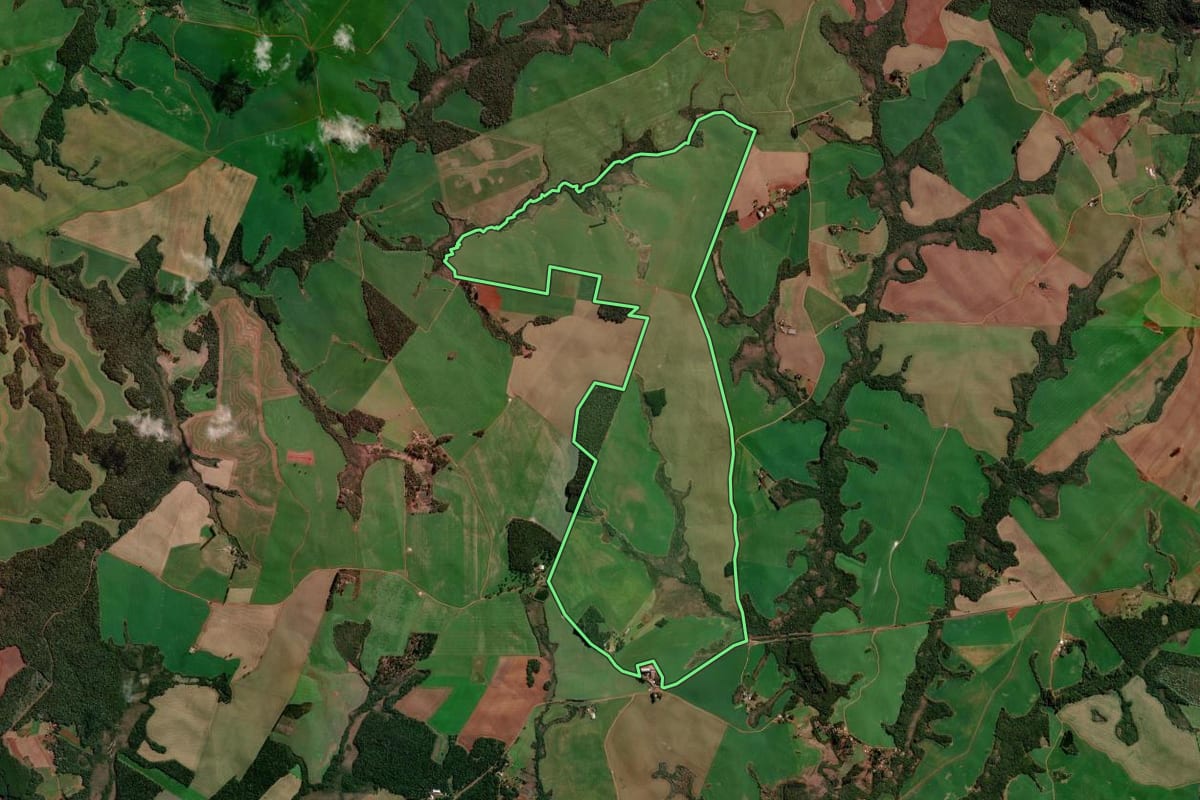Imagem de satélite do imóvel rural em Campo Erê (SC), com o contorno declarado no CAR desenhado por cima.