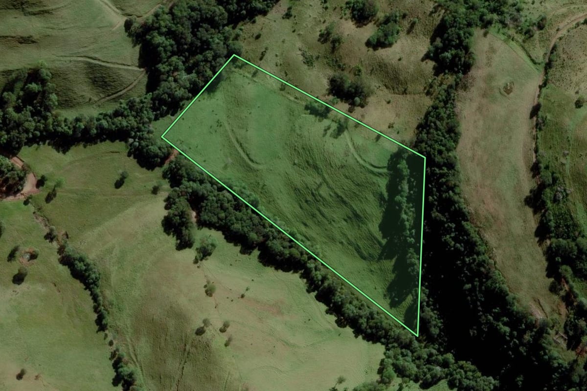 Imagem de satélite do imóvel rural em Campo Erê (SC), com o contorno declarado no CAR desenhado por cima.