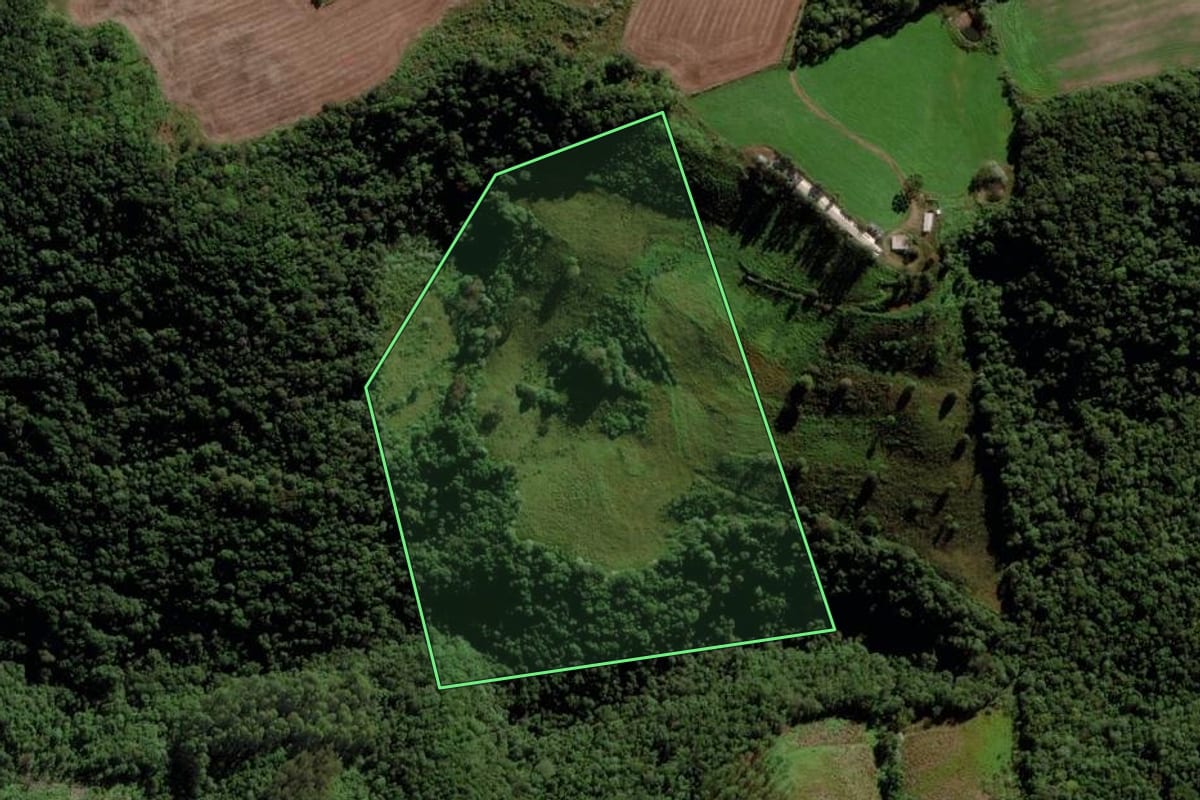 Imagem de satélite do imóvel rural em Campo Erê (SC), com o contorno declarado no CAR desenhado por cima.