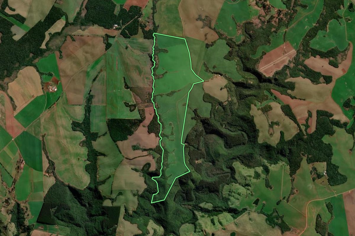 Imagem de satélite do imóvel rural em Campo Erê (SC), com o contorno declarado no CAR desenhado por cima.