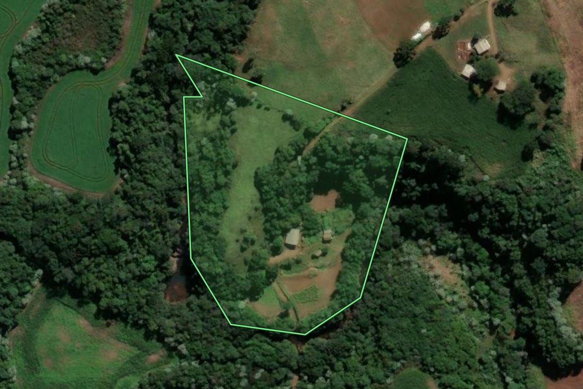 Imagem de satélite do imóvel rural em Campo Erê (SC), com o contorno declarado no CAR desenhado por cima.