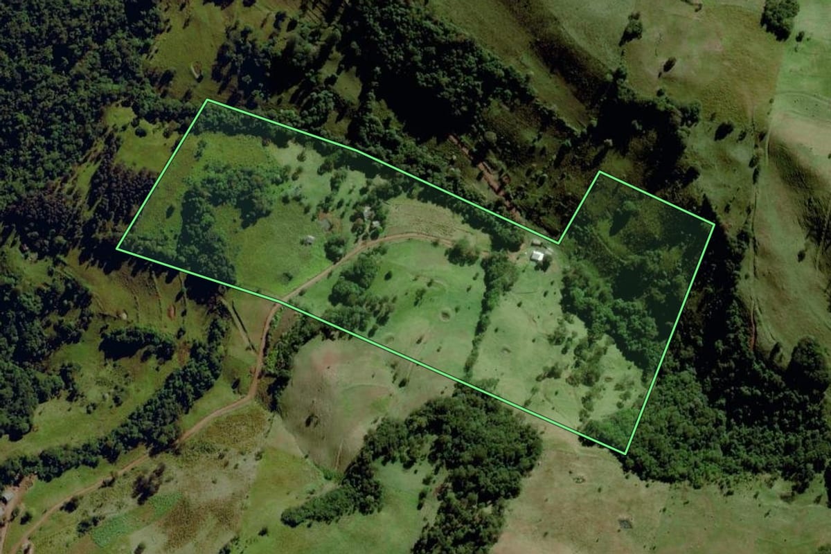 Imagem de satélite do imóvel rural em Campo Erê (SC), com o contorno declarado no CAR desenhado por cima.