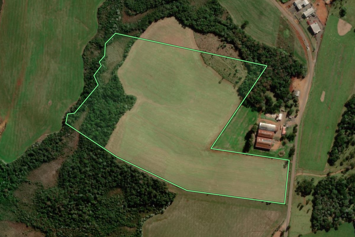 Imagem de satélite do imóvel rural em Campo Erê (SC), com o contorno declarado no CAR desenhado por cima.