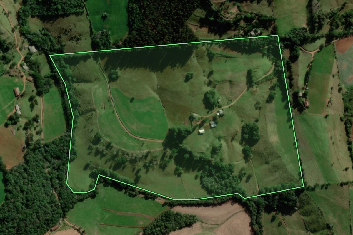 Imagem de satélite do imóvel rural em Campo Erê (SC), com o contorno declarado no CAR desenhado por cima.