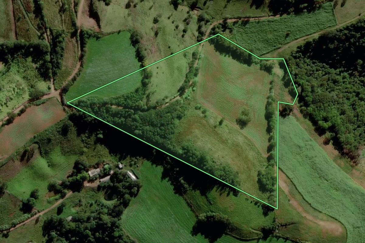 Imagem de satélite do imóvel rural em Campo Erê (SC), com o contorno declarado no CAR desenhado por cima.