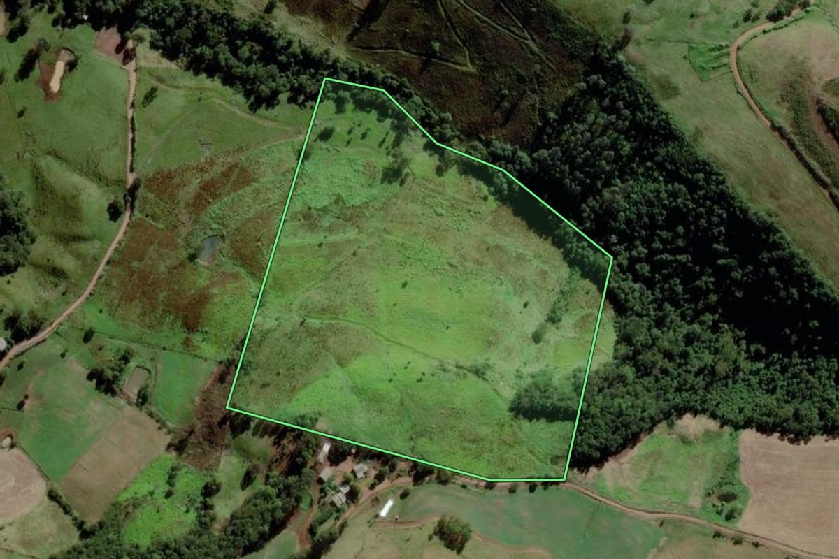 Imagem de satélite do imóvel rural em Campo Erê (SC), com o contorno declarado no CAR desenhado por cima.