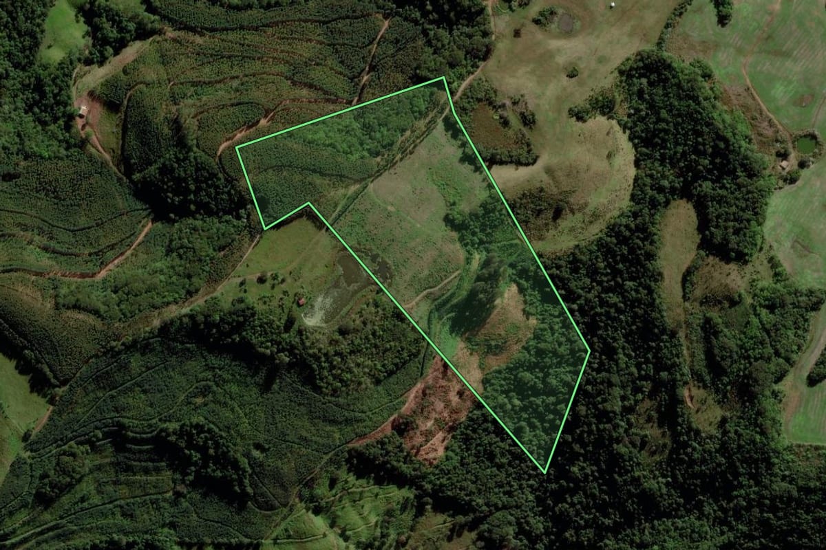 Imagem de satélite do imóvel rural em Campo Erê (SC), com o contorno declarado no CAR desenhado por cima.