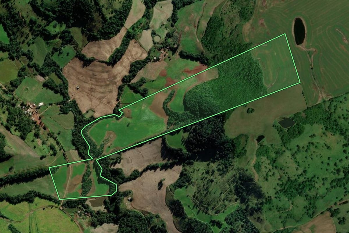 Imagem de satélite do imóvel rural em Campo Erê (SC), com o contorno declarado no CAR desenhado por cima.