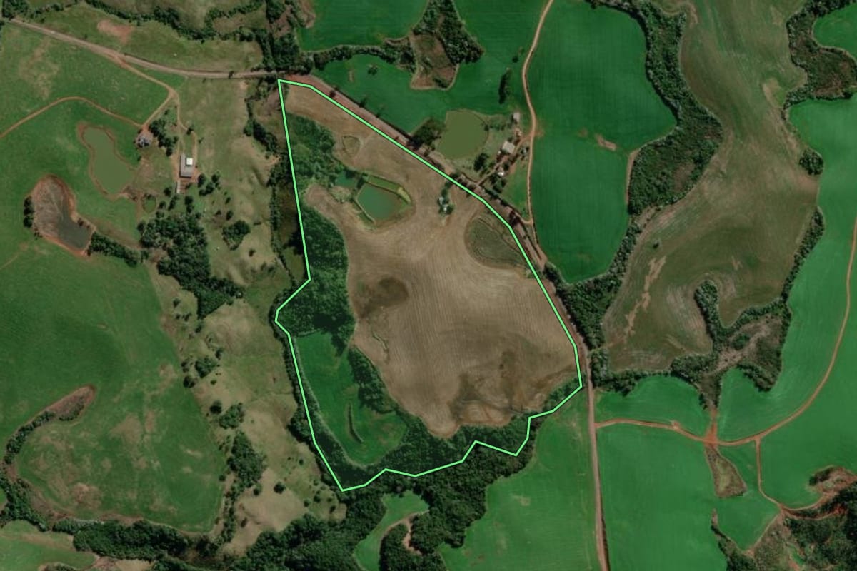 Imagem de satélite do imóvel rural em Campo Erê (SC), com o contorno declarado no CAR desenhado por cima.