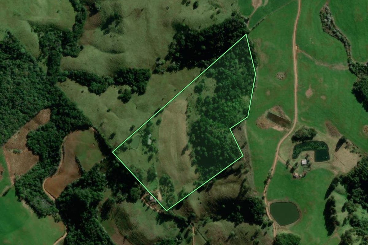 Imagem de satélite do imóvel rural em Campo Erê (SC), com o contorno declarado no CAR desenhado por cima.