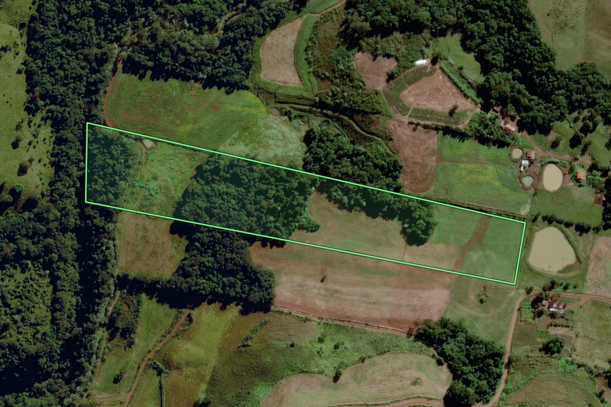 Imagem de satélite do imóvel rural em Campo Erê (SC), com o contorno declarado no CAR desenhado por cima.