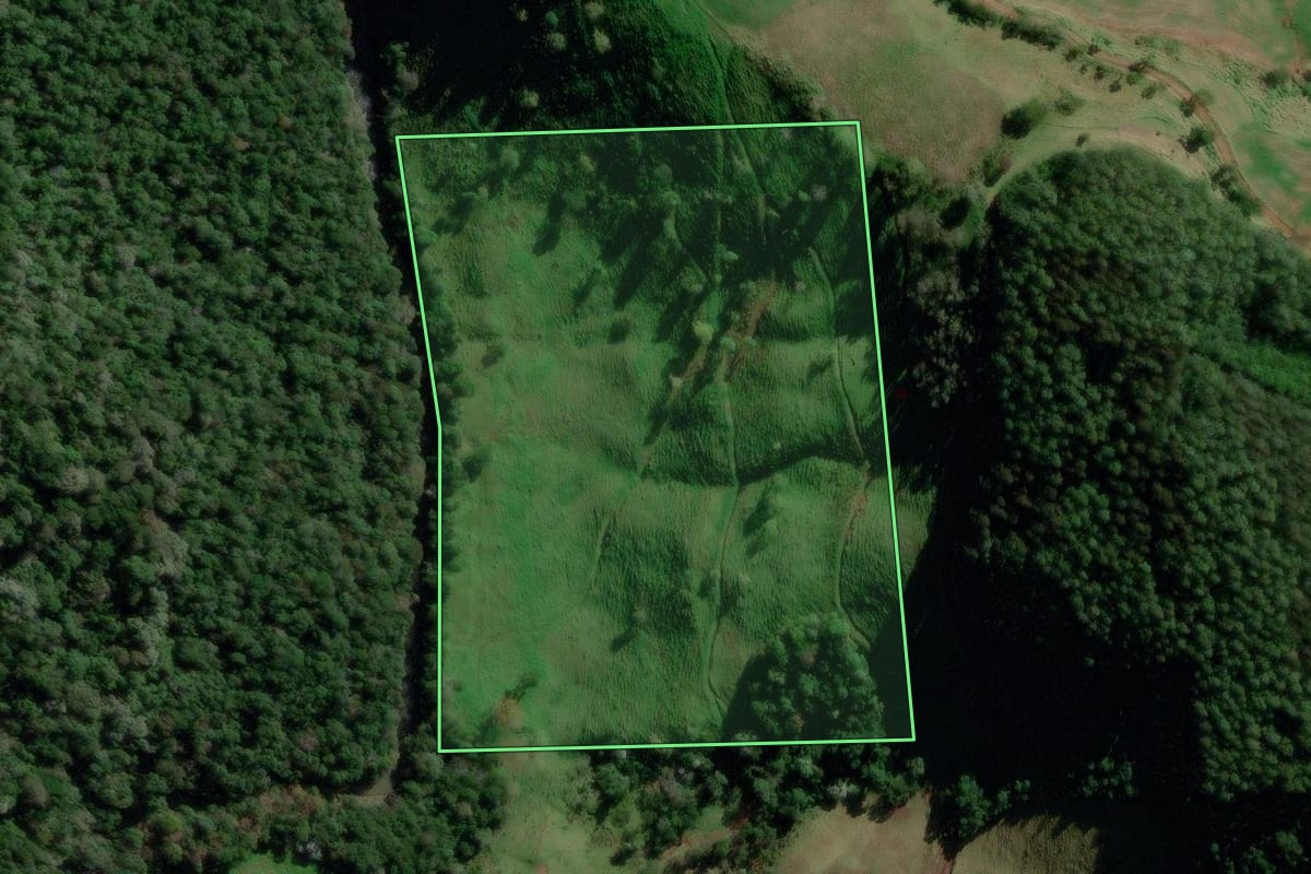 Imagem de satélite do imóvel rural em Campo Erê (SC), com o contorno declarado no CAR desenhado por cima.