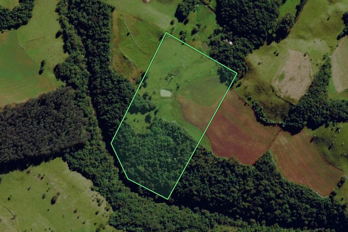Imagem de satélite do imóvel rural em Campo Erê (SC), com o contorno declarado no CAR desenhado por cima.