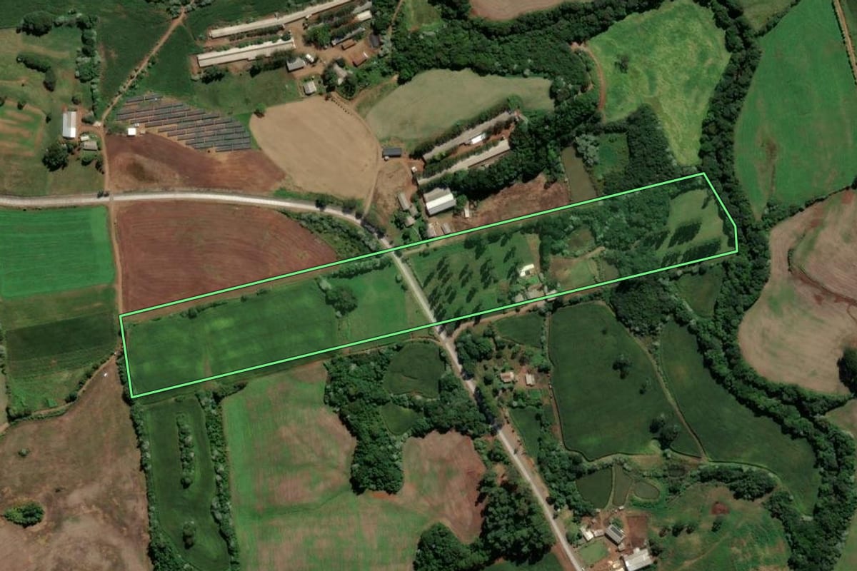 Imagem de satélite do imóvel rural em Campo Erê (SC), com o contorno declarado no CAR desenhado por cima.