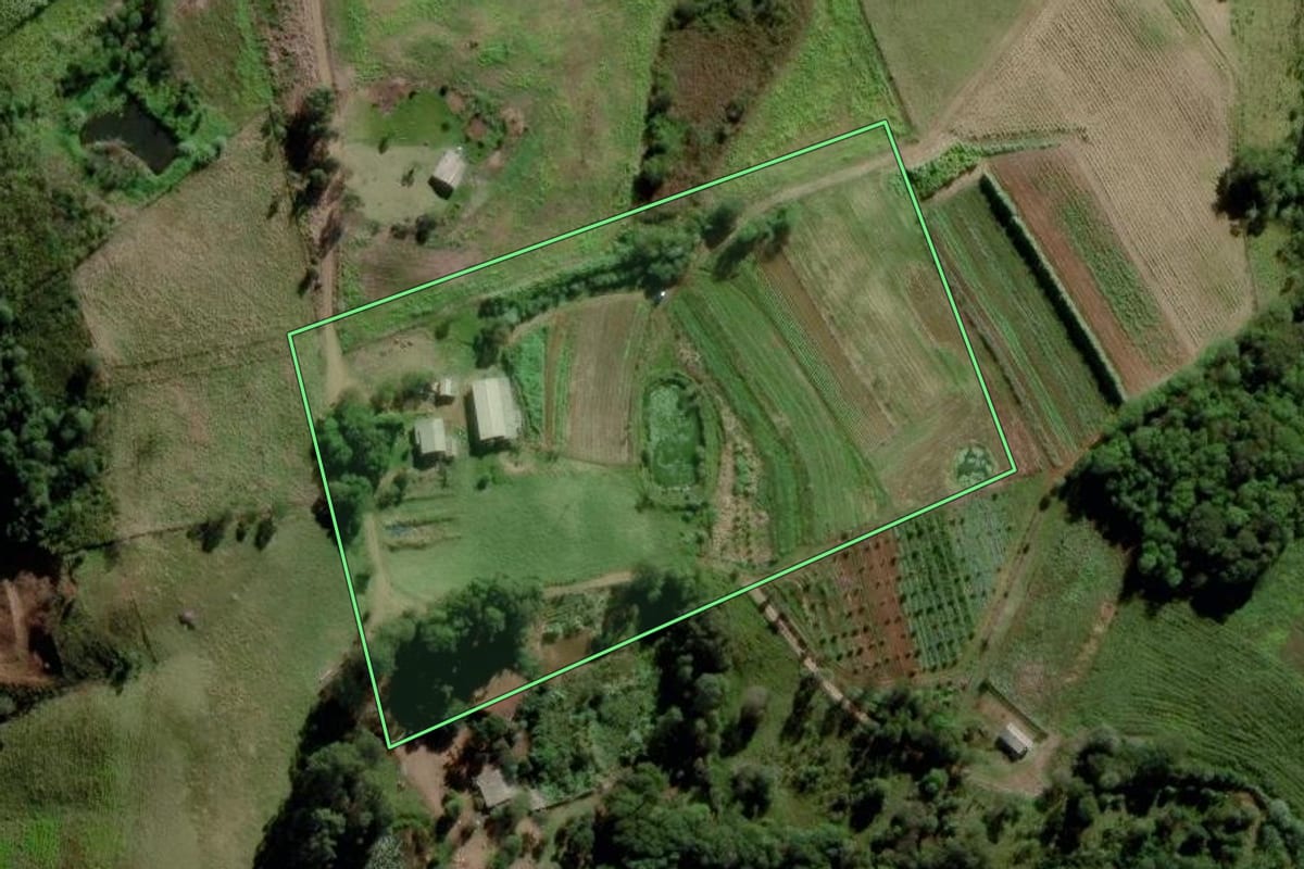 Imagem de satélite do imóvel rural em Campo Erê (SC), com o contorno declarado no CAR desenhado por cima.