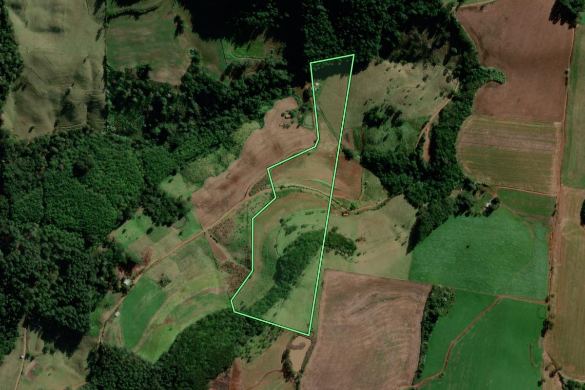 Imagem de satélite do imóvel rural em Campo Erê (SC), com o contorno declarado no CAR desenhado por cima.