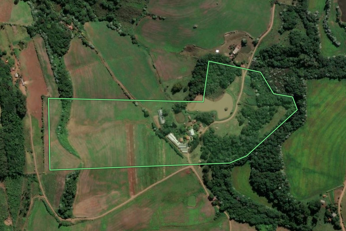 Imagem de satélite do imóvel rural em Campo Erê (SC), com o contorno declarado no CAR desenhado por cima.