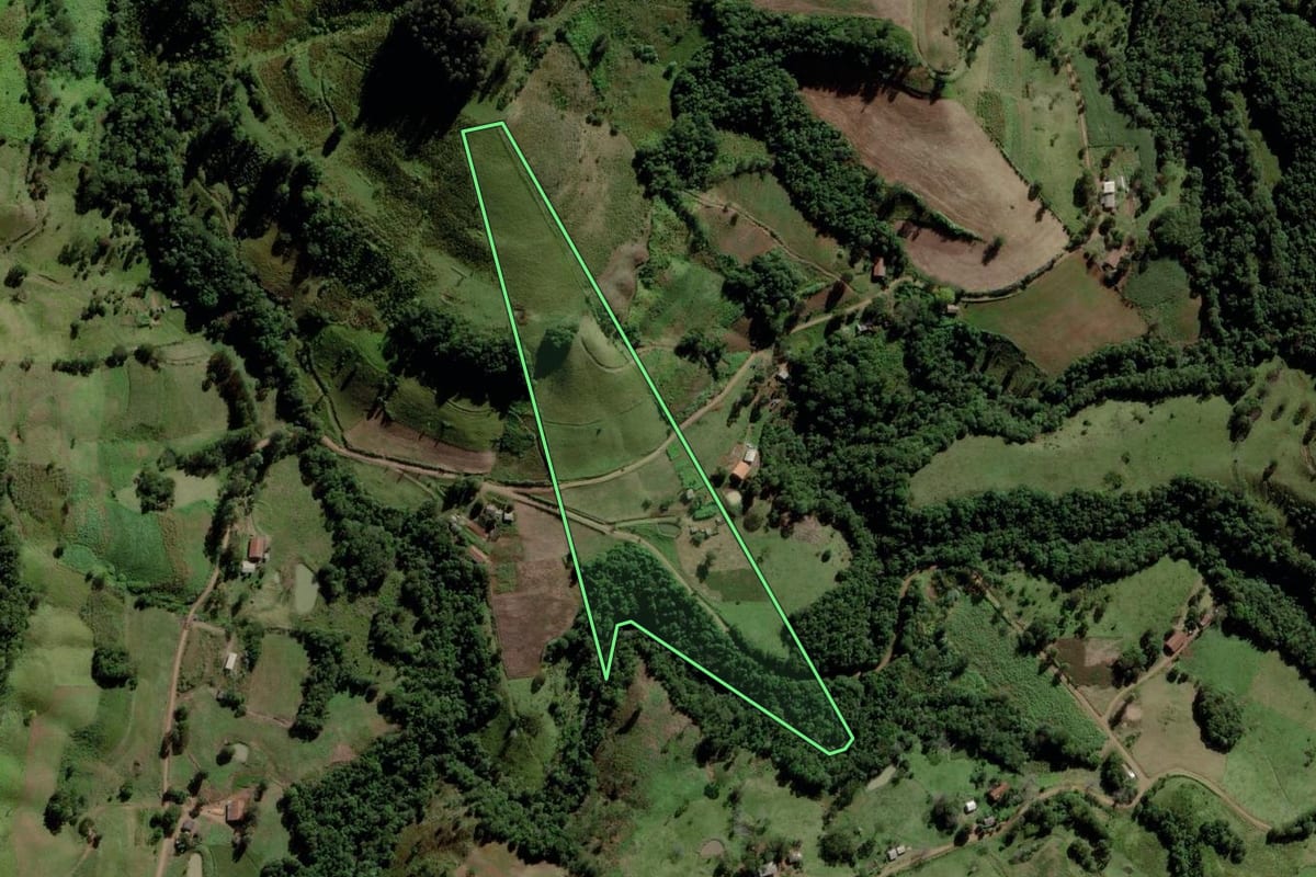 Imagem de satélite do imóvel rural em Campo Erê (SC), com o contorno declarado no CAR desenhado por cima.