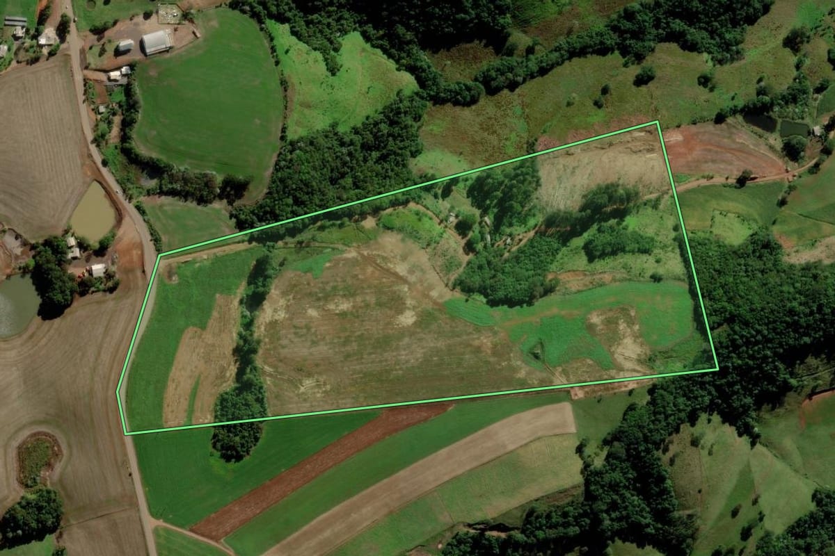 Imagem de satélite do imóvel rural em Campo Erê (SC), com o contorno declarado no CAR desenhado por cima.